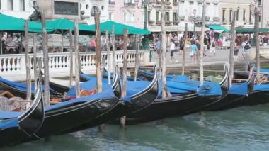 sahne ile Venedik'te gondol