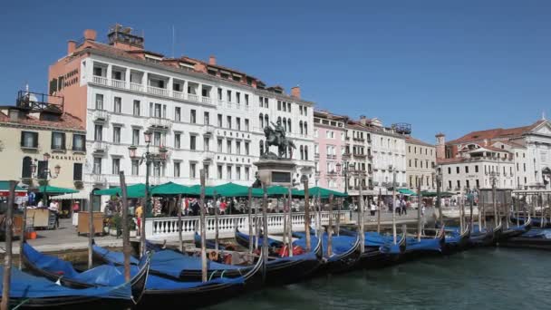 Landschap met gondels in Venetië — Stockvideo