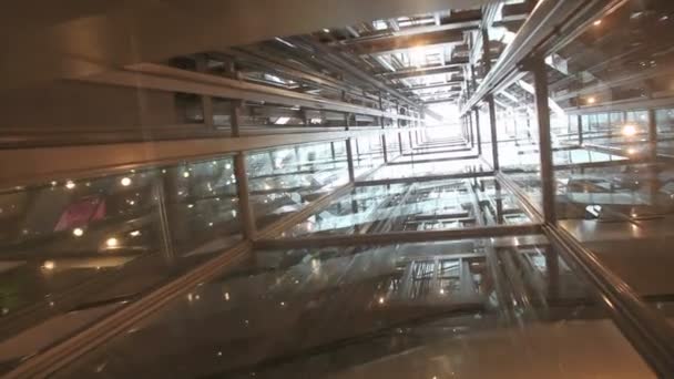 Passeio de elevador transparente — Vídeo de Stock