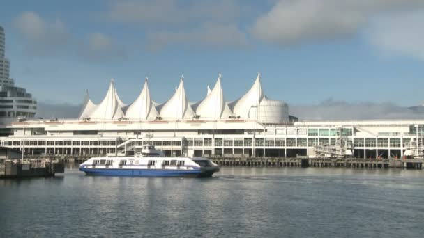 Barco pasando por Canada Place en Vancouver — Vídeo de stock