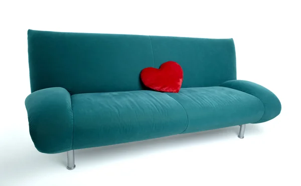Sofá com travesseiro em forma de coração vermelho — Fotografia de Stock