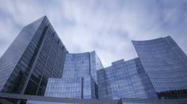 Mavi cam gökdelenler geçirerek bulutlar ile