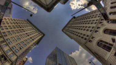 Cincinnati gökdelen mavi bir gökyüzü ve bulutlar