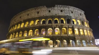 Colosseum amfi tiyatro, Roma önünde trafik