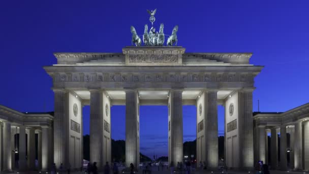 Brandenburger Tor i solnedgången och Quadriga på toppen — Stockvideo
