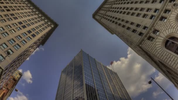 Rascacielos Cincinnati con cielo azul y nubes — Vídeo de stock