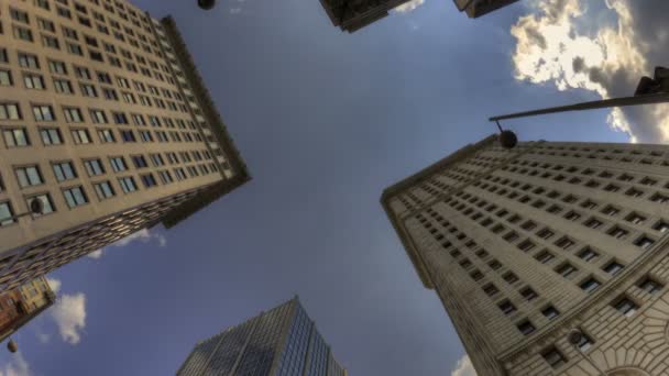 Cincinnati skyskrapa med en blå himmel och moln — Stockvideo