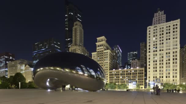 Cloud Gate sochařství a centra Panorama budovy v noci, Chicago — Stock video