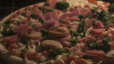 Jambon ve mantar ile pişirme pizza