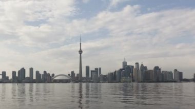 Toronto manzarası, gündüz tarafından geçen bulutlar ile