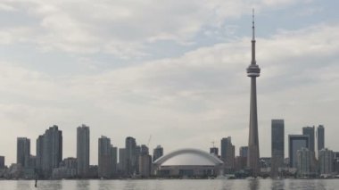 Toronto manzarası, gündüz tarafından geçen bulutlar ile