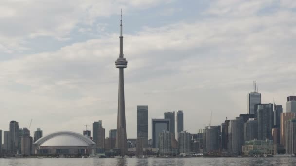 Toronto Skyline de jour avec des nuages qui passent — Video