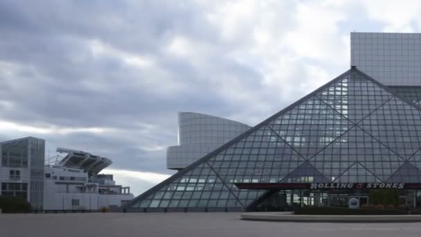 Rock & Roll Hall of Fame en Museum — Stockvideo