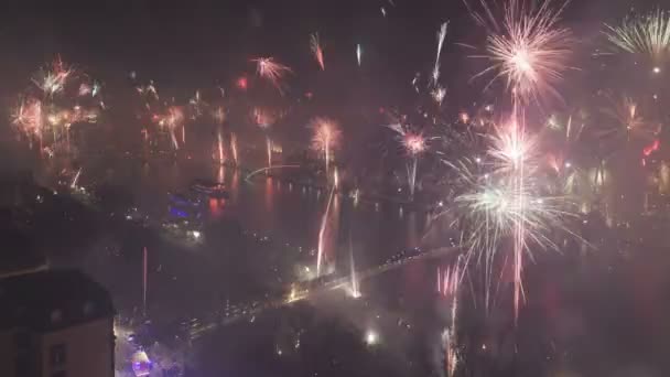 Grande fogos de artifício aéreo sobre Frankfurt e o rio principal na véspera de Ano Novo — Vídeo de Stock