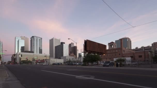 Tráfego Phoenix centro da cidade ao pôr do sol e crepúsculo — Vídeo de Stock