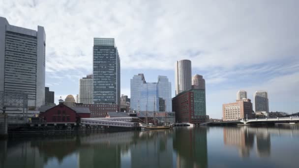 Boston waterfront med skyskrapor och bro — Stockvideo