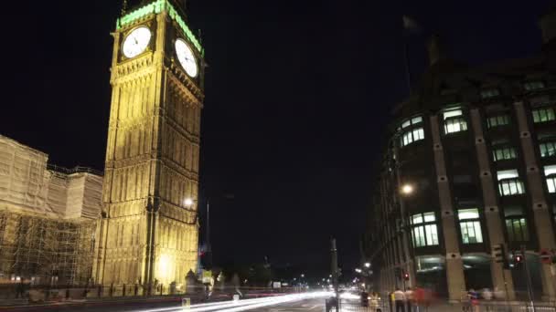 Trafik framför Big Ben och Riksdagshuset i London — Stockvideo