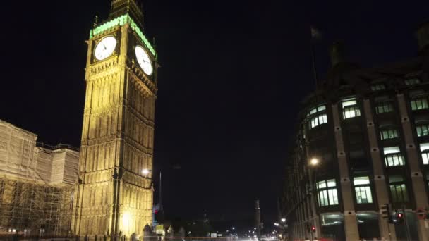 Trafik framför Big Ben och Riksdagshuset i London — Stockvideo