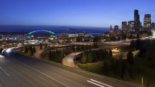 Tráfico en la autopista frente al horizonte de Seattle — Vídeo de stock