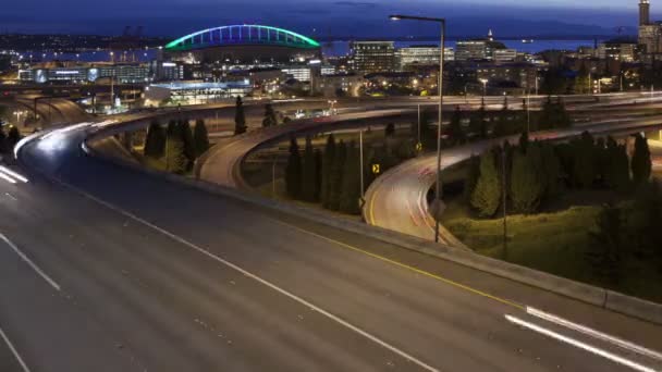 Verkehr auf der Autobahn vor der Skyline von Seattles — Stockvideo