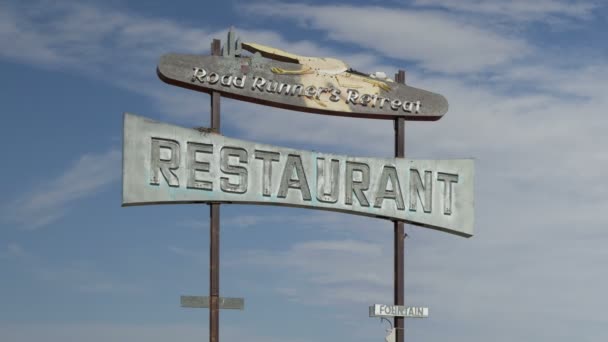 Restaurante vintage abandonado y signo — Vídeo de stock