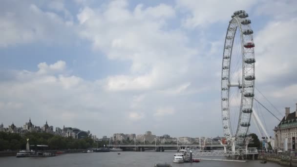 London Eye på dagtid med moln — Stockvideo