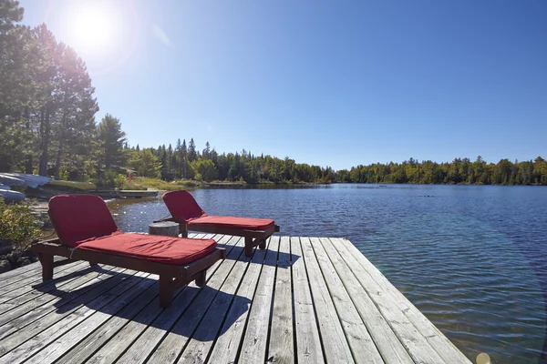 Houten stoelen in lake Stockafbeelding