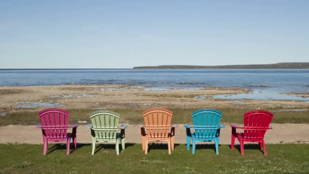 Gekleurde stoelen in lake — Stockvideo