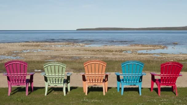 Barevné židle u jezera — Stock video