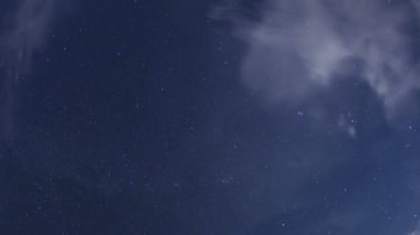 gece gökyüzünde yıldızlar