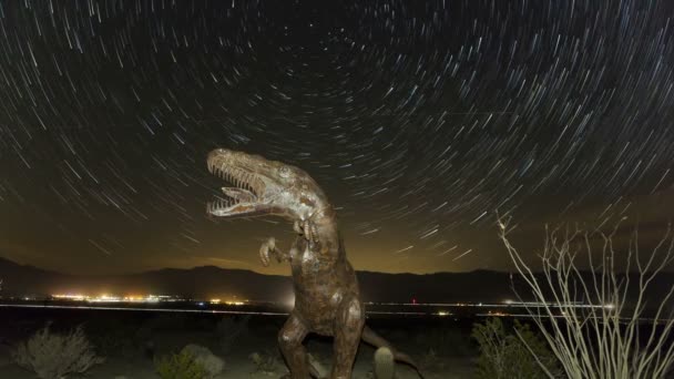 Prehistorických dinosaur s startrails — Stock video