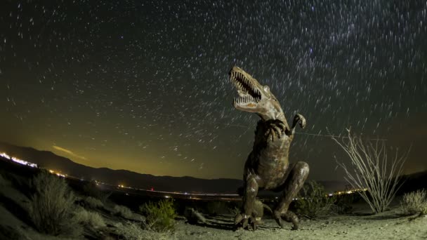 Prehistorische dinosaur met startrails — Stockvideo