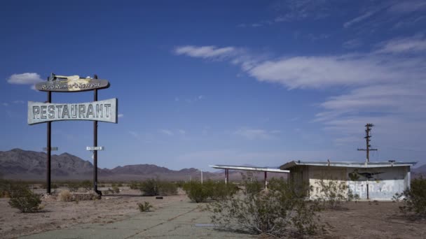 Historic Road Runner's Retreat diner ruin — Stock Video