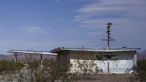 Historic Road Runner's Retreat diner ruin — Stock Video