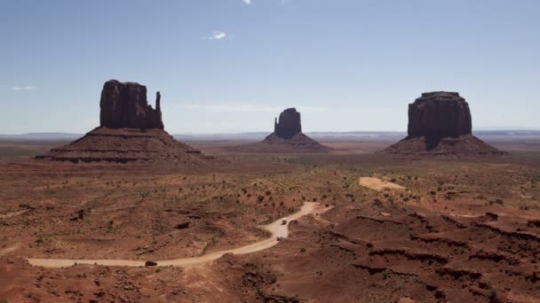 Vallée du monument sous le ciel bleu — Video