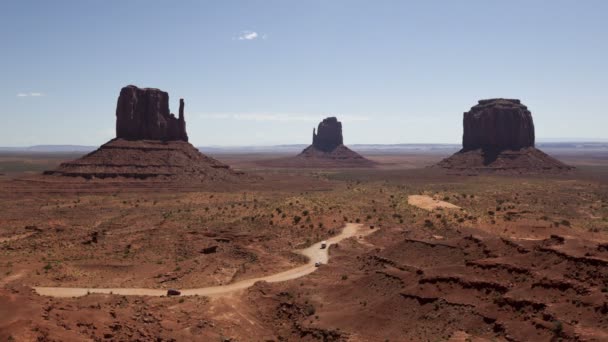 Turismo entrando en Monument Valley — Vídeos de Stock