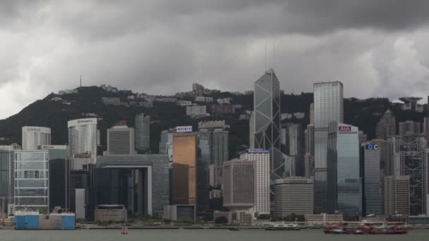 Hong Kong Skyline med mörka moln — Stockvideo