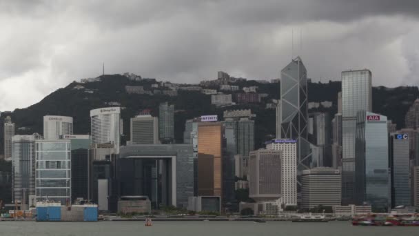 Hong Kong Skyline med mørke skyer – stockvideo