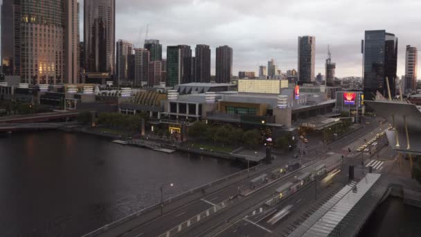 Melbourne Waterfront tűzzsonglőr naplemente — Stock videók