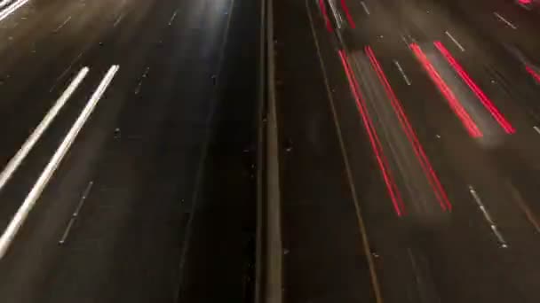 Легкие трассы на автостраде ночью — стоковое видео