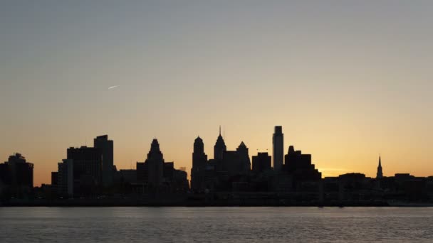 日落的费城的天际线 — 图库视频影像