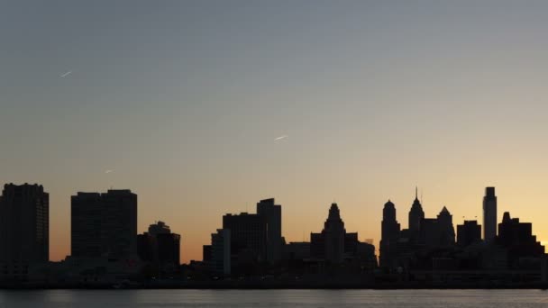 Skyline von Philadelphia bei Sonnenuntergang — Stockvideo