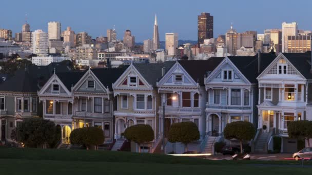 Alamo square in schemerlicht — Stockvideo