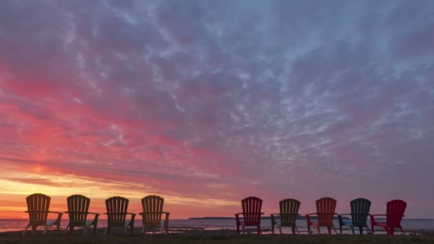美丽的日出，与排在后面的椅子 — 图库视频影像