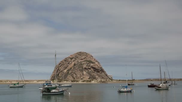 Navios em Morro Bay — Vídeo de Stock