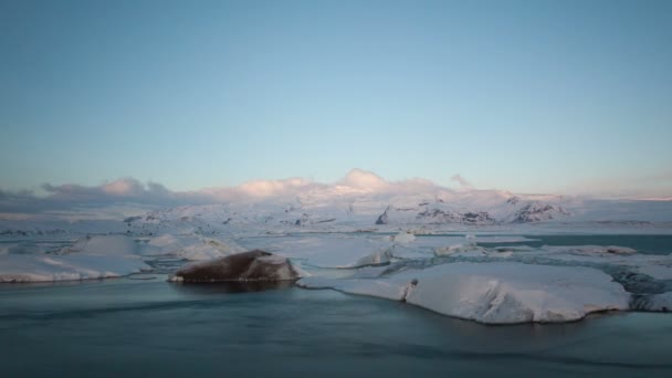 Icebergs moviéndose en la laguna del Glaciar — Vídeos de Stock