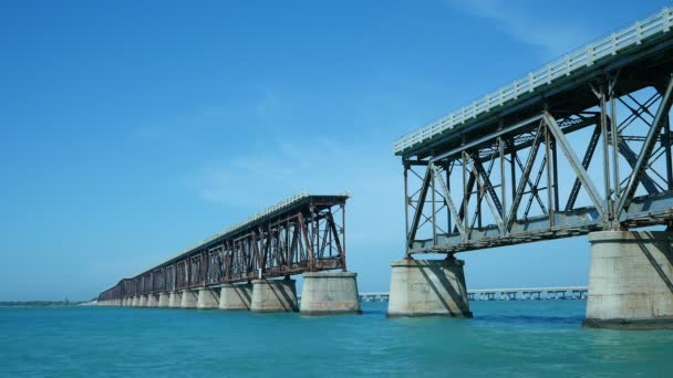 Ponte ferroviária histórica quebrada — Vídeo de Stock