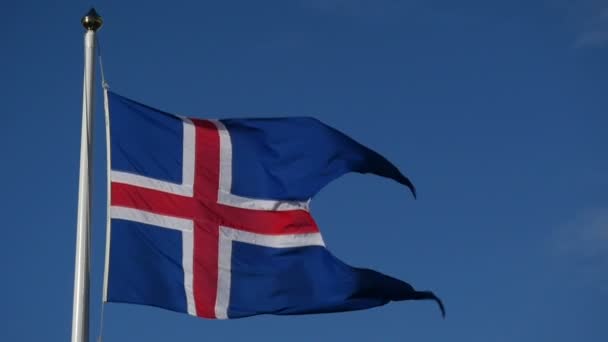 Slowmotion verlagen IJslandse vlag — Stockvideo