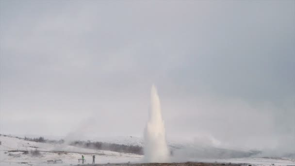 Islanda Eruzione di Geyser Strokkur — Video Stock