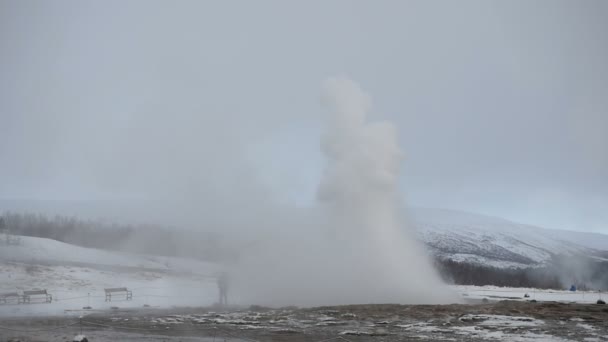 Slowmotion geiser Strokkur uitbarsting IJsland — Stockvideo